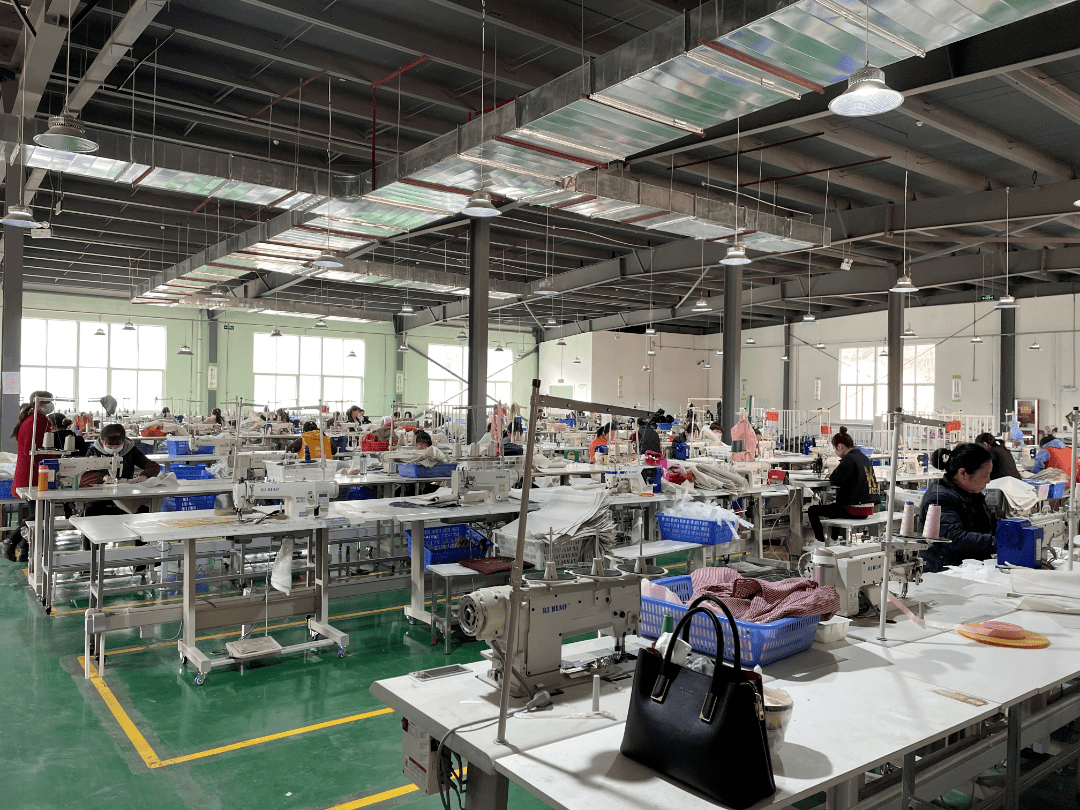 也是銅川首家外貿型標準化社區工廠,信達寶利箱包項目于20